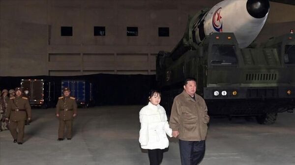 Kim Jong-un ile adı Ju Ae olarak tahmin edilen kızı el ele Kuzey Kore'nin en güçlü kıtalararası balistik füzesi Hwasong-17 denemesinde - Sputnik Türkiye