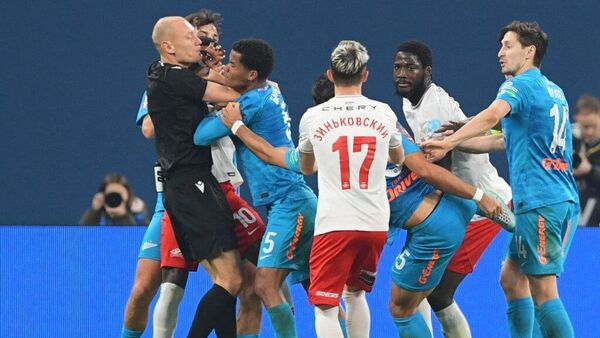 Rusya Kupası maçında saha karıştı: Zenit-Spartak maçında 6 kırmızı kart gösterildi - Sputnik Türkiye