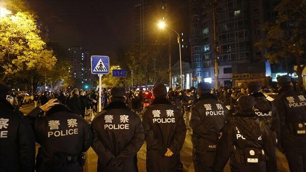Çin'in başkenti Pekin'de sıfır Kovid politikasını protesto eden bir grubun etrafını çeviren polisler - Sputnik Türkiye
