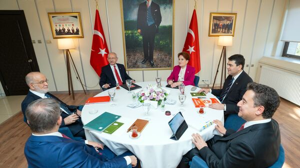 CHP, İYİ Parti, DEVA Partisi, Saadet Partisi ve Gelecek Partisi ve Demokrat Parti'den oluşan Altılı Masa, dokuzuncu kez Gültekin Uysal'ın ev sahipliğinde toplandı. - Sputnik Türkiye