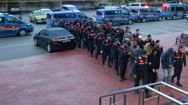 Muğla merkezli 15 ilde düzenlenen operasyonda otel rezervasyonu yaptırmak isteyen 180 kişiyi sahte internet siteleri üzerinden dolandırdıkları iddiasıyla gözaltına alınan 25 şüpheliden 6'sı tutuklandı. - Sputnik Türkiye