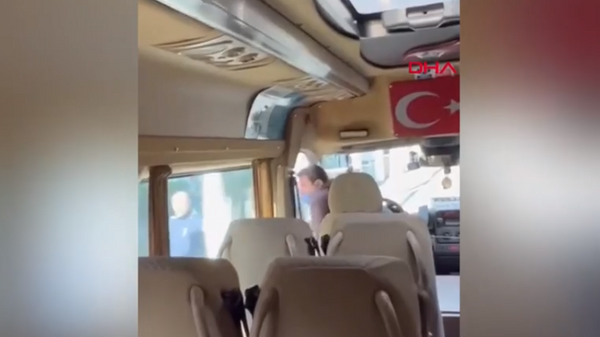 Okul servisi şoförü ile motosikletli kavgası: Hostes çocukları sakinleştirmeye çalıştı
 - Sputnik Türkiye