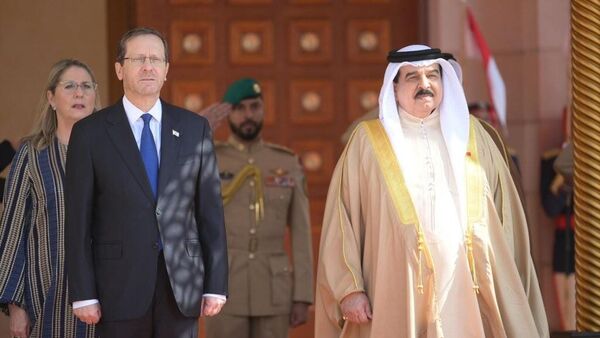 İsrail Cumhurbaşkanı Isaac Herzog, resmi ziyaret kapsamında Bahreyn’e geldi. Söz konusu ziyaret, İsrail’den Bahreyn’e Cumhurbaşkanlığı düzeyinde yapılan ilk ziyaret olarak kayıtlara geçti. - Sputnik Türkiye
