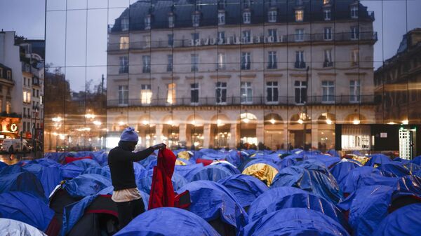 Fransa’nın başkenti Paris’te Afrikalı kaçak göçmenler tarafından Anayasa Konseyi ile Louvre Müzesi’nin bulunduğu bölgede kurulan çadır kamp, polis tarafından ablukaya alındı. - Sputnik Türkiye