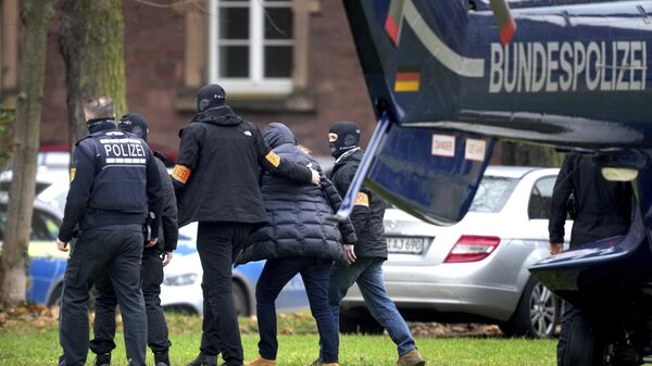 Almanya'da yapılan baskınlarda darbe planlamak ve terör örgütü üyesi olmak suçlamasıyla gözaltına alınan 25 kişinin 13'ü tutuklandı. - Sputnik Türkiye