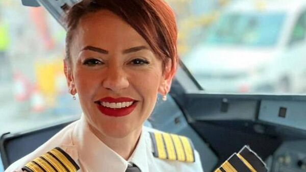 Kuveyt merkezli Jazeera Airways’de yaklaşık 3 yıldır görev yapan Elif Güveyler, eğitimi tamamlayıp kaptan pilot oldu.  - Sputnik Türkiye