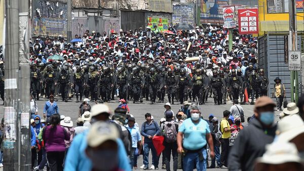 Peru Savunma Bakanı Alberto Otarola, günlerdir süren şiddetli protestolar nedeniyle ülke genelinde 30 gün boyunca OHAL ilan edildiğini duyurdu. Peru Başsavcılığı ise şu anda tutuklu bulunan ve 'isyanla' suçlanan Castillo’nun 18 ay önleyici gözaltında tutulmasını talep etti. - Sputnik Türkiye