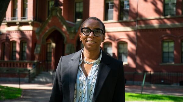 Harvard Üniversitesi'nde rektör olarak seçilen Claudine Gay, üniversite tarihinin ilk siyah rektörü oldu. - Sputnik Türkiye
