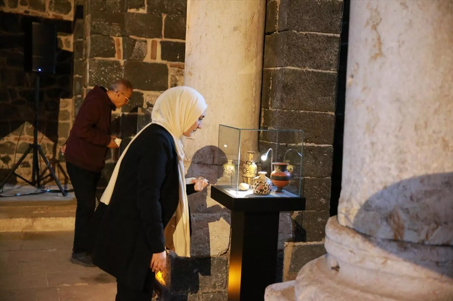 Diyarbakır'da 3200 yıllık formülden elde edilen koku ile farklı medeniyetlere ait replikalar sergilendi. - Sputnik Türkiye, 1920, 18.12.2022