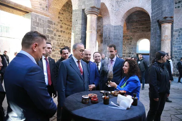 Diyarbakır'da 3200 yıllık formülden elde edilen koku ile farklı medeniyetlere ait replikalar sergilendi. - Sputnik Türkiye