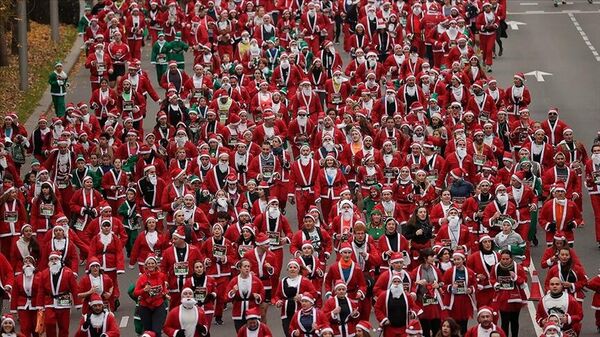 İspanya'nın başkenti Madrid'de geleneksel olarak yapılan Noel Baba Koşusu'na 6 bin 105 kişi katıldı. - Sputnik Türkiye