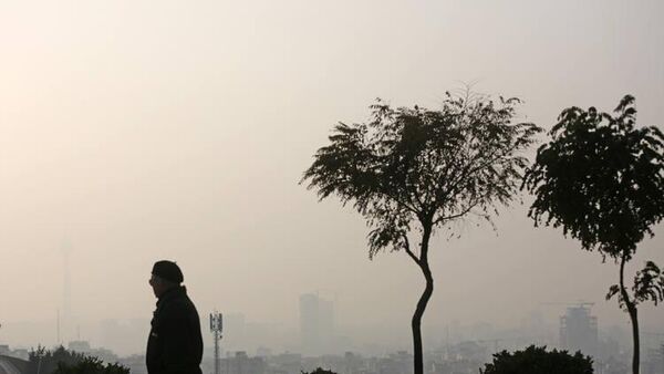 İran'ın başkenti Tahran'da sağlıksız hava koşulları nedeniyle şehrin sosyalleşme mekanlarının başında gelen park ve bahçeler boş kaldı. Kent, yoğun hava kirliliği nedeniyle bulanıklaşmaya devam ediyor.  - Sputnik Türkiye