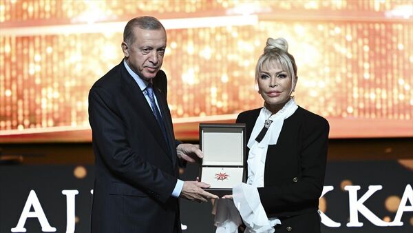 Cumhurbaşkanı Erdoğan,  Ajda Pekkan - Sputnik Türkiye