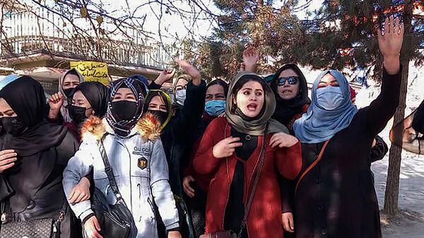 Taliban'ın Yüksek Eğitim Bakanlığı'nın tüm devlet ve özel üniversitelere kadınların eğitime katılımını yasakladığını bildirmesi sonrası Afgan başkenti Kabil'de bir grup kadın protesto düzenledi.  - Sputnik Türkiye