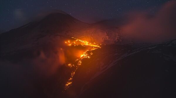 İtalya'nın güneyindeki aktif yanardağlardan Etna'da volkanik faaliyetler meydana geldi. Sicilya adasında 3 bin 326 metre yüksekliğindeki yanardağ, patlamayla birlikte kül ve lav püskürttü. - Sputnik Türkiye