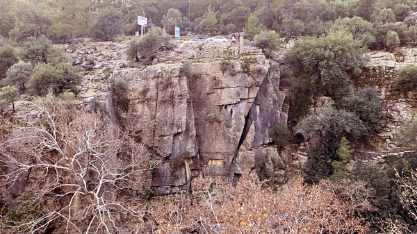 Antalya'nın Manavgat ilçesinde 35 yaşındaki Stanislav İvanchenko adlı Rus turist, fotoğraf çekmek isterken 40 metrelik kayalıklardan aşağı düşerek hayatını kaybetti.
 - Sputnik Türkiye