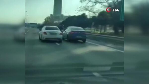 İstanbul Basın Ekspres Yolu'nda, otomobilin içindeki bir kişi, seyir halindeki başka bir otomobile camdan sarkarak saldırdı. - Sputnik Türkiye