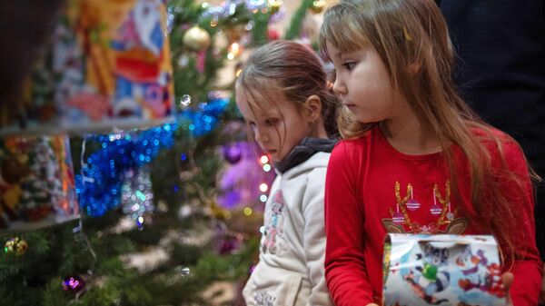 Mariupol'daki çocuklar Noel ağacı - Sputnik Türkiye