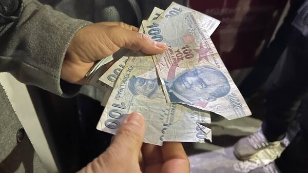 Banknottan çektikleri para yırtık ve mürekkepli çıktı - Sputnik Türkiye
