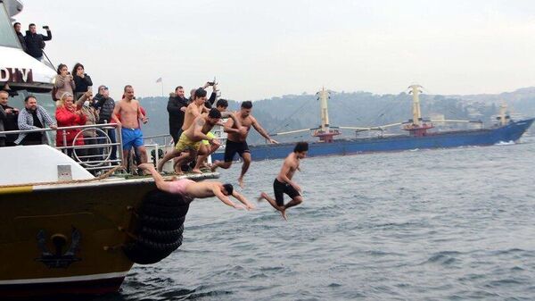 Ortaköy'deki haç çıkarma töreninde denize atladı, başından yaralandı - Sputnik Türkiye
