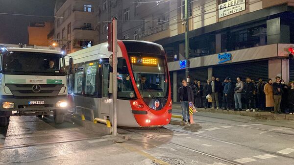 İstanbul Zeytinburnu'nda tramvayın çarpması sonucu otomobilin sürücüsü yaralandı - Sputnik Türkiye