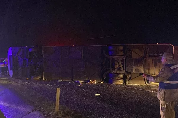 Diyarbakır’da özel bir firmaya ait şehirlerarası otobüs devrildi. İlk belirlemelere göre; şoför ile birlikte 29 yolcusu olan otobüste 1’i bebek 5 kişi öldü, 23 kişi yaralandı. - Sputnik Türkiye