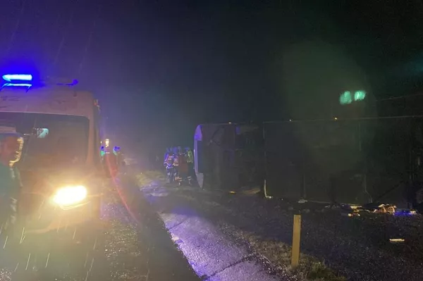 Diyarbakır’da özel bir firmaya ait şehirlerarası otobüs devrildi. İlk belirlemelere göre; şoför ile birlikte 29 yolcusu olan otobüste 1’i bebek 5 kişi öldü, 23 kişi yaralandı. - Sputnik Türkiye