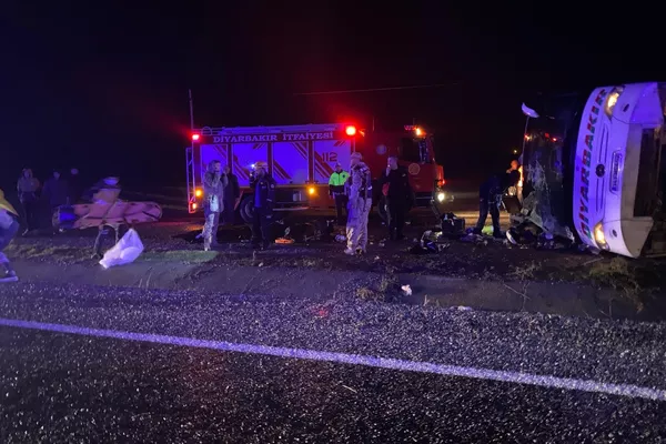 Diyarbakır’da özel bir firmaya ait şehirlerarası otobüs devrildi. İlk belirlemelere göre; şoför ile birlikte 29 yolcusu olan otobüste 1’i bebek 5 kişi öldü, 23 kişi yaralandı. - Sputnik Türkiye