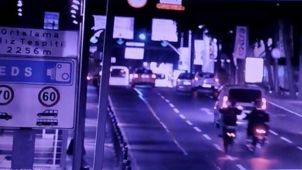 Beşiktaş Dolmabahçe'de motosikletli gencin gidon kontrolünü kaybederek diğer motosikletliye çarptığı kazanın güvenlik kamera görüntüleri ortaya çıktı. Kaza sonucu ağır yaralanan 3 genç, kaldırıldıkları hastanede hayatını kaybetti. - Sputnik Türkiye