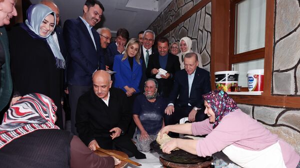Cumhurbaşkanı Erdoğan Manavgat'ta yeni evine kavuşan aileye misafir oldu - Sputnik Türkiye