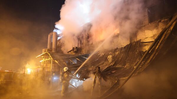 Arnavutköy’de bir kauçuk fabrikasında çıkan yangın ekiplerce söndürülmeye çalışılıyor. - Sputnik Türkiye
