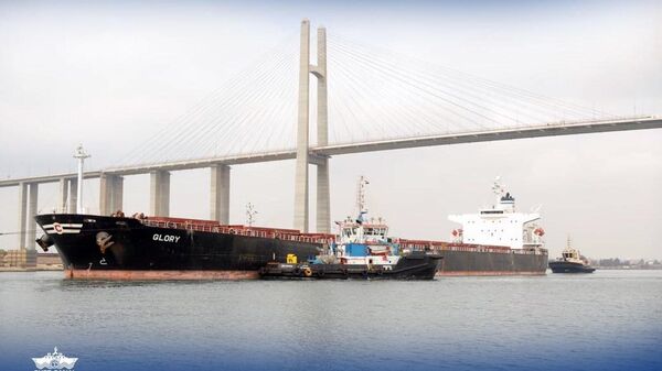 Süveyş Kanalı’nda karaya oturan MV Glory isimli kargo gemisinin kurtarıldığı ve kanaldaki gemi trafiğinin düzenli şekilde devam ettiği belirtildi. - Sputnik Türkiye