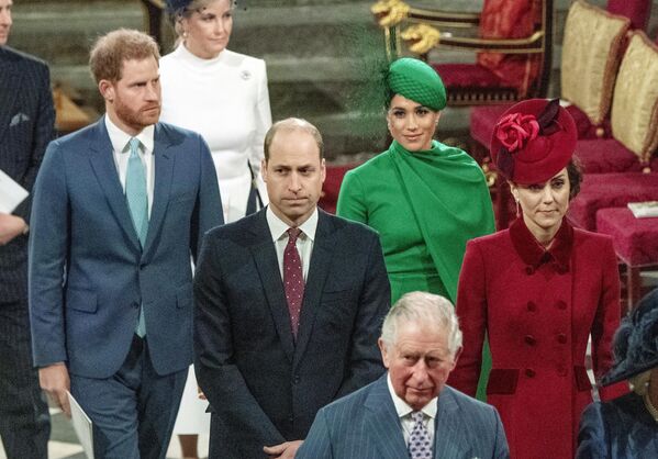 Müstakbel eşiyle ağabeyini ilk tanıştırdığı anı 'klasik bir kültür çatışması' olarak tanımlayan Harry, William'ın Meghan ile sarılmaktan kaçınarak geri çekildiğini yazdı. William ve Meghan'ın ilk karşılaşması, Kengsington Sarayı'nda 2016 yılında gerçekleşmişti. Harry o ana ilişkin, 