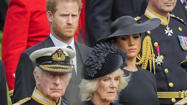 İngiltere Prensi Harry ile eşi Meghan Markle, İngiltere Kralı 3. Charles ve eşi Camilla - Sputnik Türkiye
