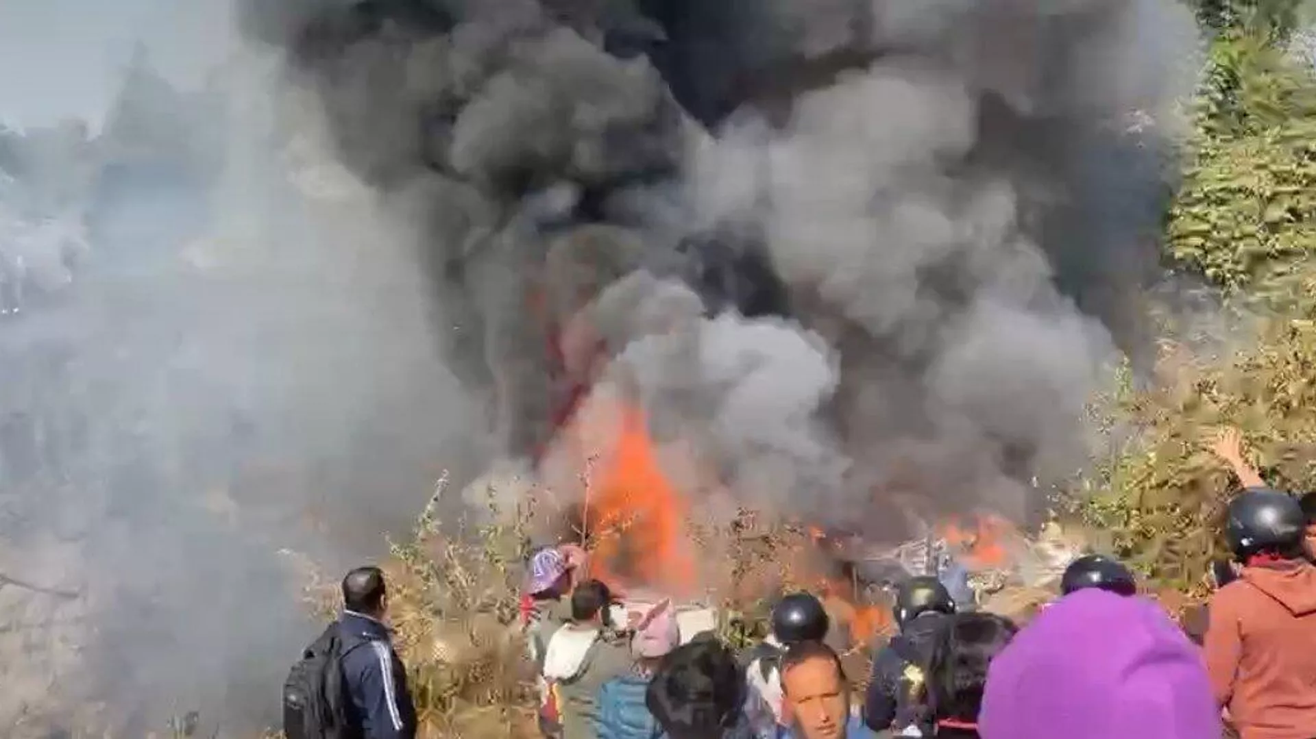 Nepal'de yolcu uçağının düşmesi sonucu 68 kişi öldü