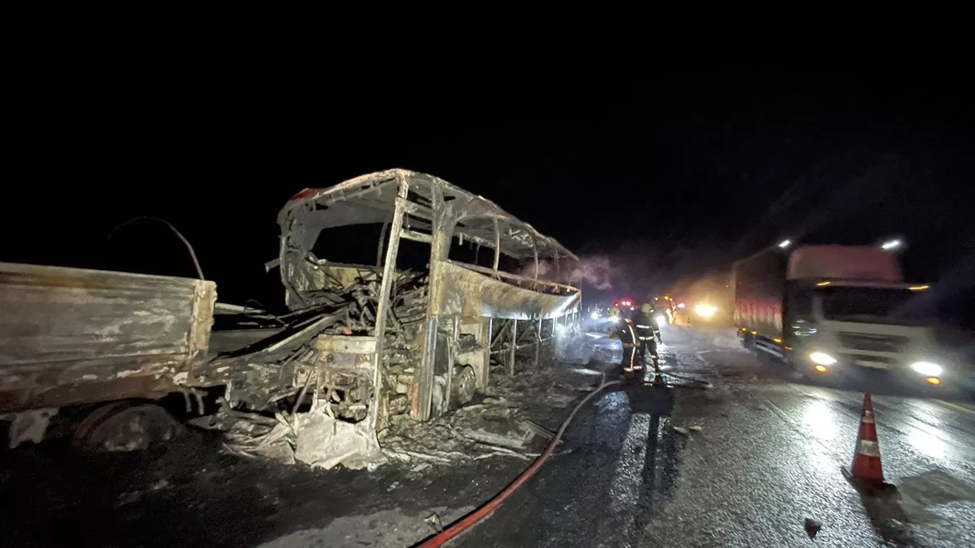 Tıra çarpan yolcu otobüsü küle döndü: 3 kişi öldü, 37 kişi yaralandı