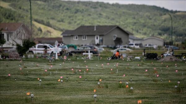 Kanada'nın Ontario bölgesindeki eski yatılı kilise okulu sahasındaki araştırmada, mezar olduğu değerlendirilen 171 yeni yer tespit edildiği, bunların okulda yatılı kalan çocuklara ait mezarlar olabileceği belirtildi. - Sputnik Türkiye