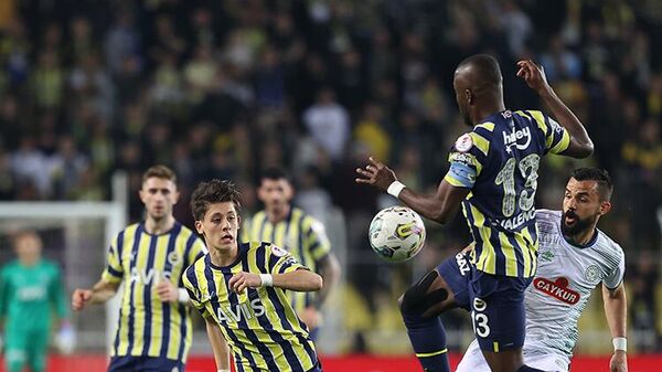 Ziraat Türkiye Kupası son 16 turunda Fenerbahçe, Çaykur Rizespor'u 2-1 yenerek çeyrek finale yükseldi. - Sputnik Türkiye
