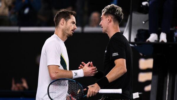 Sezonun ilk grand slam tenis turnuvası Avustralya Açık'ın erkekler ikinci turunda Büyük Britanyalı Andy Murray, 2-0 geriye düştüğü maçta ev sahibi ülkeden Thanasi Kokkinakis'i 3-2 yenerek üçüncü tura çıktı. - Sputnik Türkiye