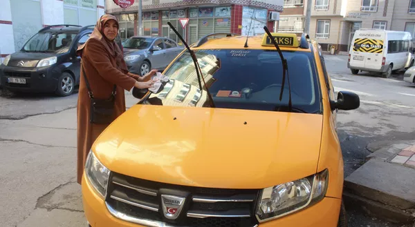 Taksiyi eşinden kalan bir yadigar olarak gören Koparan, her gün aracına binmeden önce lastikleri ve aracını kontrol ederek yola çıkıyor. Hamide Ayşe Koparan, eşiyle 22 yıl evli kaldıklarını, taksi şoförlüğüne başlamadan önce ev hanımı olduğunu söyledi.Bu mesleğe eşinin yaşamını yitirmesinin ardından başladığını anlatan Koparan, 15 yıldır ehliyetinin bulunduğunu, taksi şoförlüğü için de gerekli belgeleri aldığını aktardı. - Sputnik Türkiye