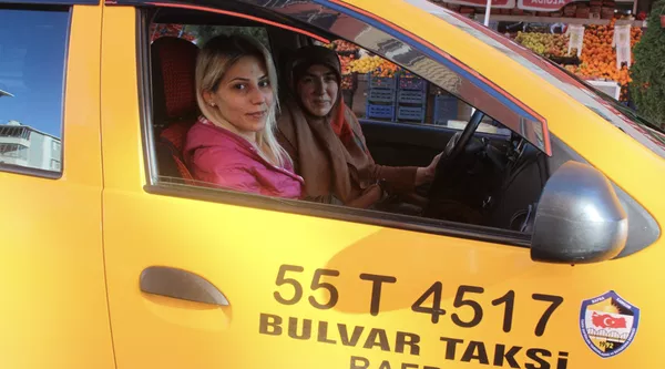 Müşterilerinin genellikle kadın olduğunun altını çizen Koparan, şöyle devam etti:"Müşteriler beni evden arıyor. Benim için biraz zor olsa da her vakit eve girip çıkmam gerekiyor. Bir yandan ise evimdeki işlerimi yapmam için bana kolaylığı oluyor. Rızkı veren Allah, ne kadar yolcu olacağını bilmiyorum. Arayan oldu mu hemen gidiyorum. Gece 12`ye kadar çalışırım diyordum ama bazen hastane işleri çıkıyor. Candan tanıdığım, akrabalarım, dostlarım oluyor. Merhum eşimin taşıdığı yolcular olduğunda güvenle gidiyorum." - Sputnik Türkiye