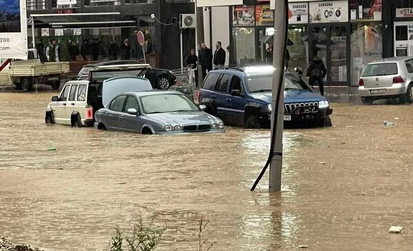 Kosova'da sel: Sokaklar sular altında kaldı, mahsur kalanlar botlar ve  askeri araçlarla kurtarıldı - 20.01.2023, Sputnik Türkiye
