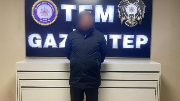 Gaziantep'te terörle mücadele ekiplerinin yürüttüğü operasyon ile yakalanan IŞİD'in 'Rakka Güvenlik Emiri' ve eski 'Ninova Valisi' H.A. tutuklanarak cezaevine gönderildi. - Sputnik Türkiye