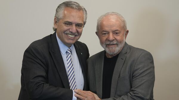 Brezilya Devlet Başkanı  Lula da Silva, 31 Ekim 2022'de seçim zaferini kutlamaya gelen Arjantin Devlet Başkanı  Alberto Fernandez'i Sao Paulo'da kabul ederken   - Sputnik Türkiye