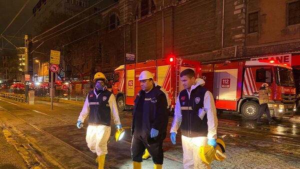 Beyoğlu’nda Surp Pırgiç Ermeni Katolik Kilisesi’nin lojman kısmında akşam saatlerinde henüz bilinmeyen bir sebeple çıkan yangın, itfaiye ekiplerinin 2 saatlik çalışmasıyla söndürüldü. 2 kişinin yaralandığı olayda itfaiye ekiplerinin arama çalışmaları sonrası bir kişinin cansız bedenine ulaşıldı. İtfaiye ekiplerinin arama çalışmaları sürüyor. - Sputnik Türkiye