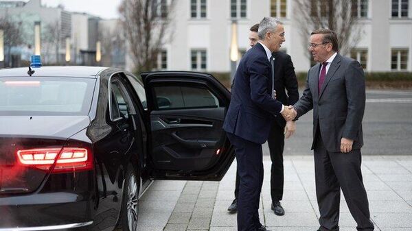 Almanya Savunma Bakanı Boris Pistorius (sağda) NATO Genel Sekreteri Jens Stoltenberg'i bakanlığın kapısında karşılarken - Sputnik Türkiye