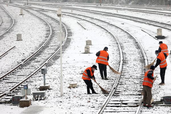 Çin'in meteoroloji otoritesi de ülkenin bazı bölgelerinde büyük sıcaklık düşüşleri tahmininde bulundu ve ülkenin dört kademeli bir uyarı sistemindeki en düşük seviye olan 'mavi uyarı' yayınladı. - Sputnik Türkiye