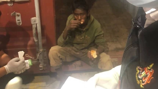 Bangladeş'te arkadaşlarıyla saklambaç oynadığı sırada bir yük konteynerinin içine saklanan ve uyuyakalan çocuk, 5 gün sonra Malezya'da gemi mürettebatı tarafından fark edilerek kurtarıldı. - Sputnik Türkiye