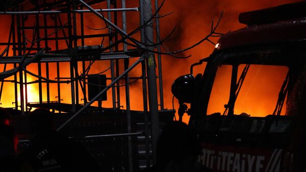 İstanbul Zeytinburnu'nda doğal gaz borusundaki sızıntıdan kaynaklanan yangında, alevlerin sıçradığı 4 otomobil hasar gördü. - Sputnik Türkiye