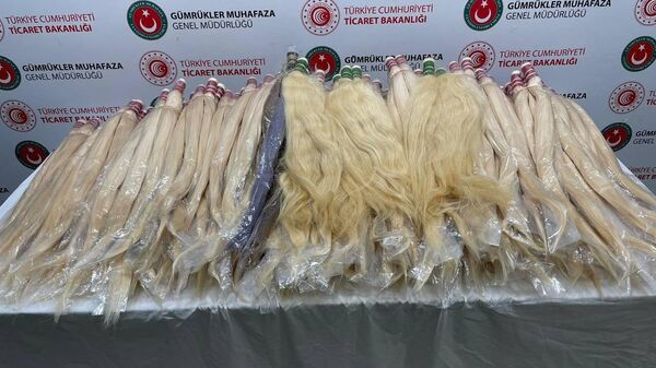  Ticaret Bakanlığı Gümrük Muhafaza ekiplerince Sabiha Gökçen Havalimanı’nda gerçekleştirilen operasyonda 4 valiz dolusu gerçek insan saçı ele geçirildi. Yakalanan saçların yaklaşık 800 bin Türk Lirası değerinde olduğu belirlendi. - Sputnik Türkiye